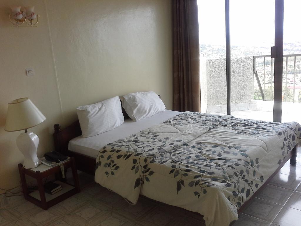 Okapi Hotel Кигали Екстериор снимка